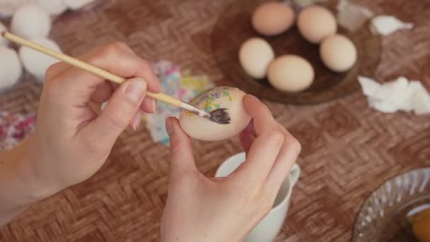 装饰复活节彩蛋的女性手 — 图库视频影像