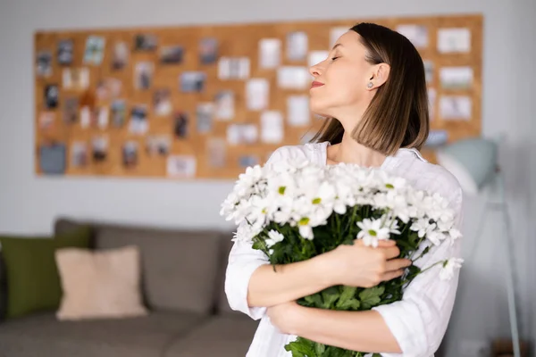Piękno delikatna kobieta cieszy się bukiet białych kwiatów — Zdjęcie stockowe