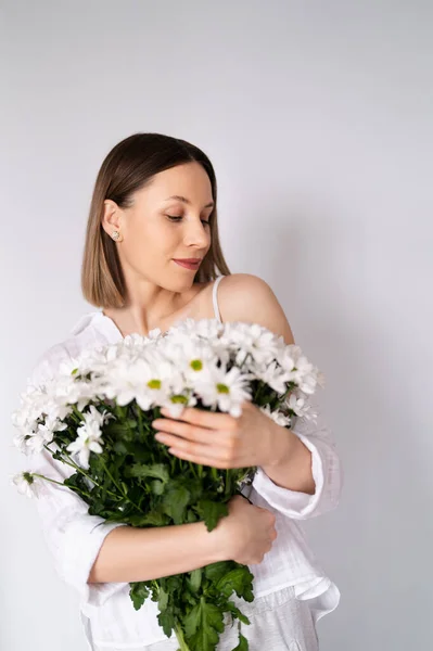 Skönhet delikat kvinna har en bukett vita blommor — Stockfoto