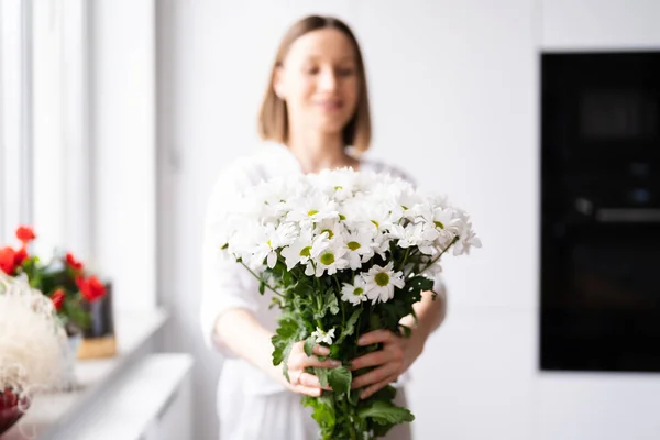 Краса тендітна жінка насолоджується букетом білих квітів — стокове фото