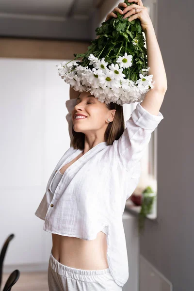 Krása jemná žena má kytici bílých květin — Stock fotografie