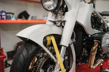 Tamirhanede duran özel motosiklet.