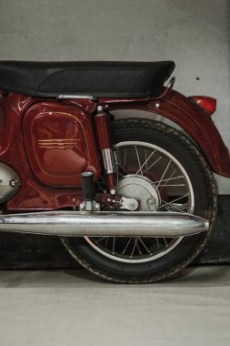 Motosiklet, metal ve krom motor parçaları yakın planda