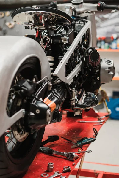 Motocicleta personalizada de pie en taller de reparación — Foto de Stock