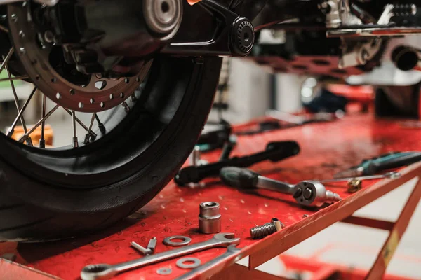 Motocicleta personalizada de pie en taller de reparación — Foto de Stock