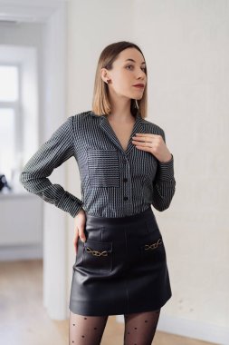 Güzel bir kadın aynada ona bakıyor.