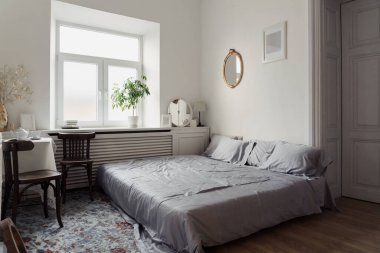 İç tasarım - yatak odası beyaz duvarlar ve pencere