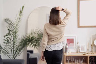 Güzel, genç bir kadın dans ediyor evde neşeyle