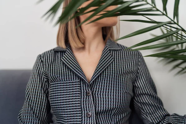 Imagen inspiradora de mujer cuello detalle de la ropa detrás de una planta — Foto de Stock