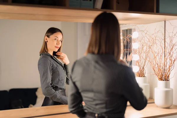 Υπέροχη γυναίκα που κοιτάζει την αντανάκλασή της στον καθρέφτη. — Φωτογραφία Αρχείου