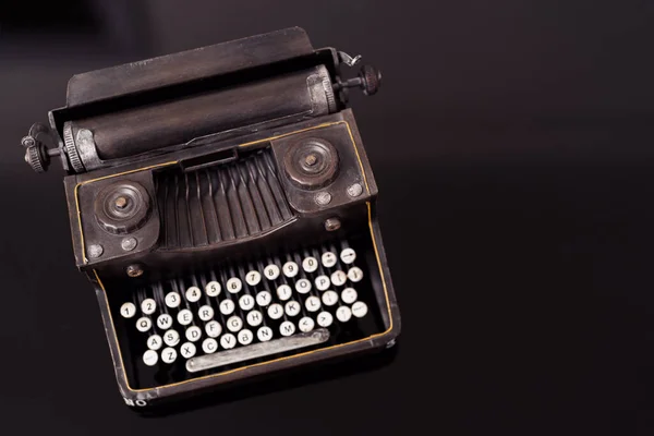 Alte Schreibmaschinenattrappe auf schwarzem Hintergrund — Stockfoto
