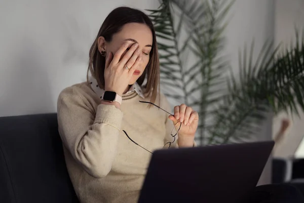 屋内でコンピュータを操作するのに疲れた女性 — ストック写真