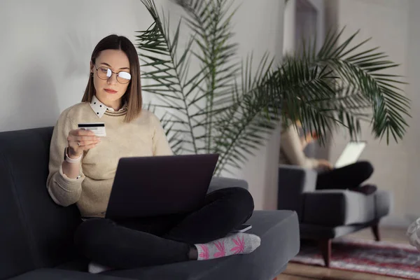 Vrouw winkelen online met behulp van laptop en betaalkaart — Stockfoto