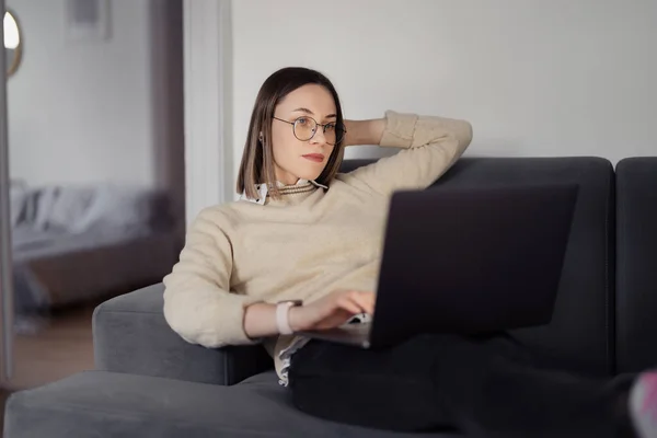 Vrouw met laptop thuis in de woonkamer — Stockfoto