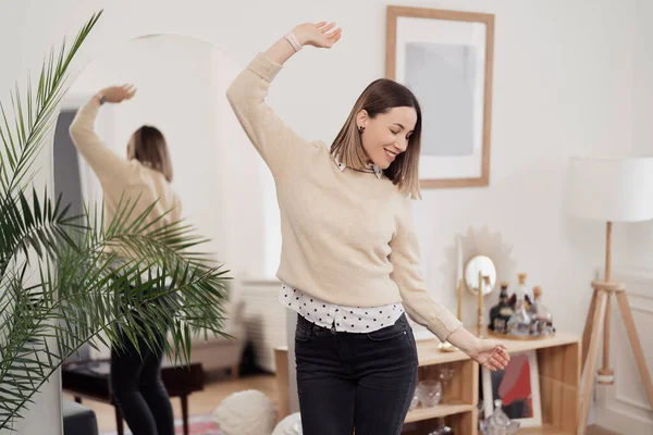 Hermosa joven bailando alegre en casa — Foto de Stock