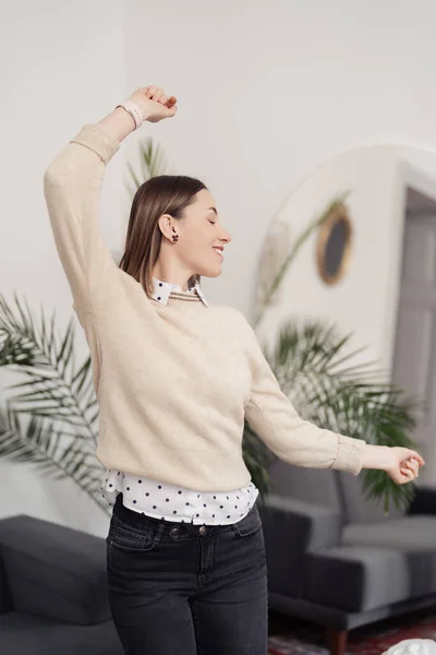 Mooie jonge vrouw dansen blij thuis — Stockfoto