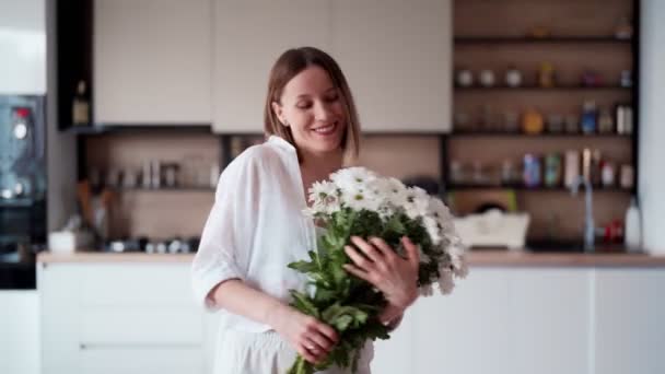 Piękno delikatna kobieta cieszy się bukiet białych kwiatów — Wideo stockowe