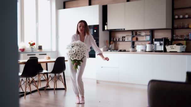Ομορφιά λεπτή γυναίκα απολαμβάνει ένα μπουκέτο από λευκά λουλούδια — Αρχείο Βίντεο