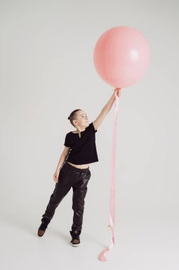 Pembe balonlu çocuk ve kopyalama alanı