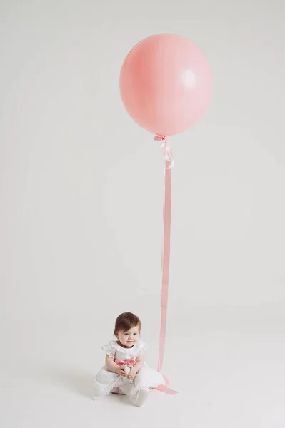 Kind met een roze ballon en kopieer ruimte — Stockfoto