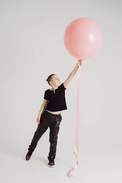 Băiat cu un balon roz și spațiu de copiere — Fotografie, imagine de stoc