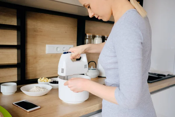 Authentieke vrouw met behulp van een handheld mixer — Stockfoto