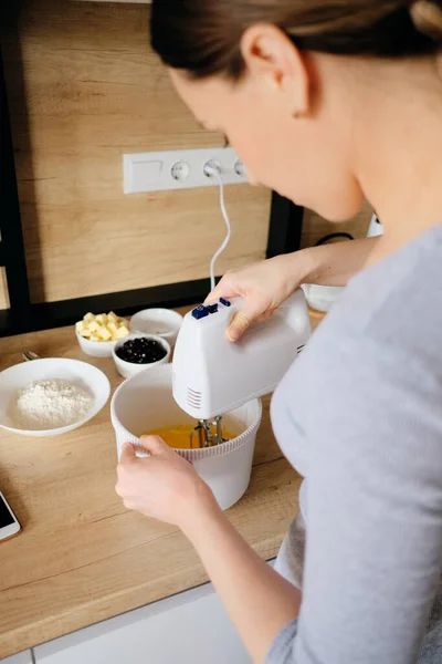 Authentieke vrouw met behulp van een handheld mixer — Stockfoto