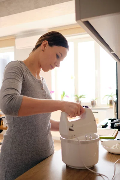 Authentische Frau mit Handmixer — Stockfoto