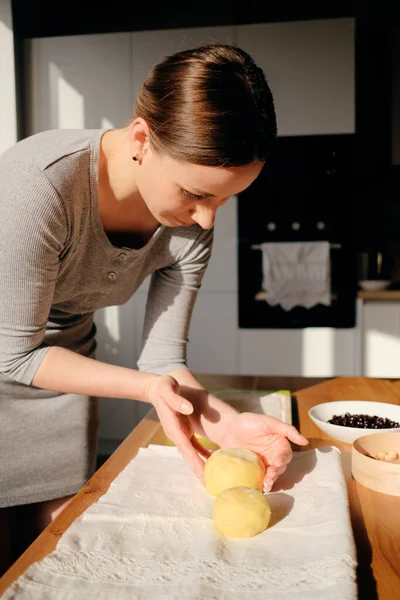 Cuisiner maison fait de la pâte par une journée ensoleillée — Photo