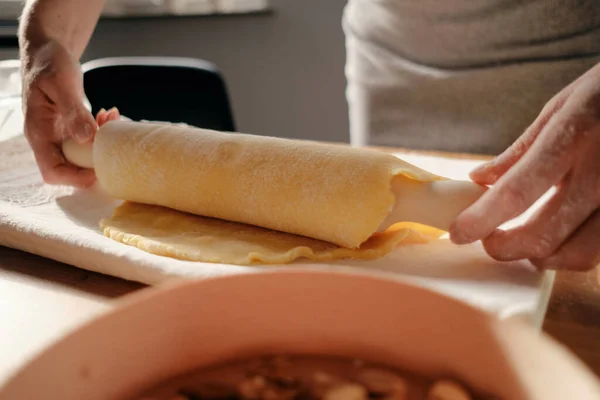 Cocinar masa hecha en casa en un día soleado — Foto de Stock