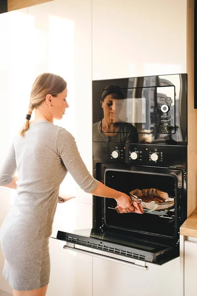 Vrouw die vers gebakken jem pie uit de oven haalt — Stockfoto