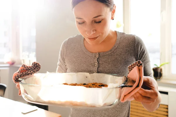 Mulher desfrutando o cheiro de torta recém-assada — Fotografia de Stock