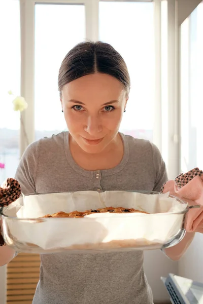 Vrouw geniet van de geur van vers gebakken taart — Stockfoto