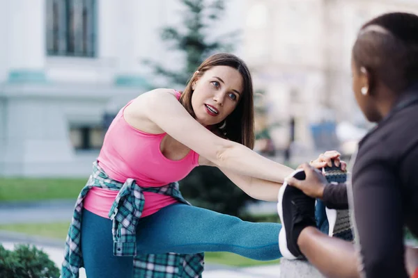 Two Fit Diverse Young Woman Working Out Together City Square — Stock Photo, Image