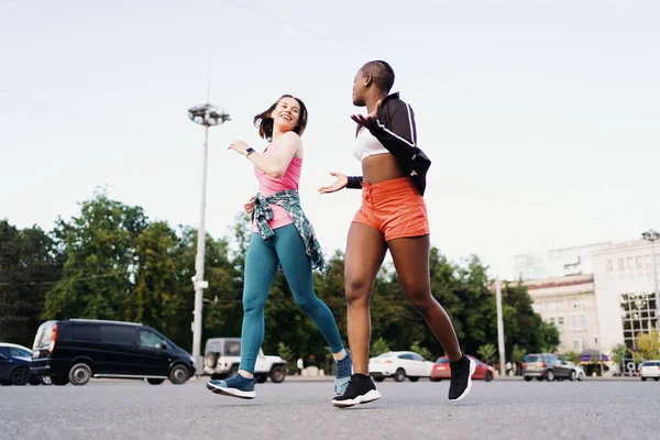 Fröhlich Lächelnde Freunde Sportkleidung Laufen Durch Die Stadt Und Diskutieren — Stockfoto