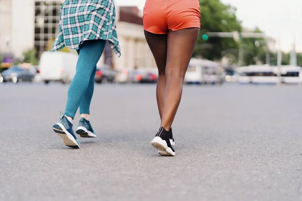 Rückenansicht Von Freunden Beine Sportbekleidung Laufen Der Stadt Multiethnische Frauen — Stockfoto