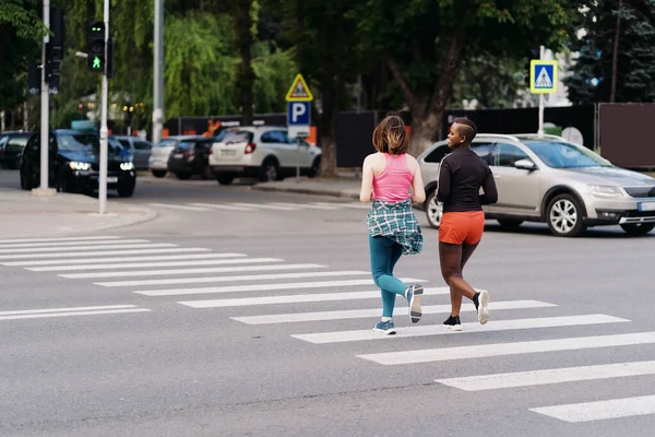 Vänner Sportkläder Som Springer Staden Dikterar Gågatan Multietniska Kvinnor Som — Stockfoto