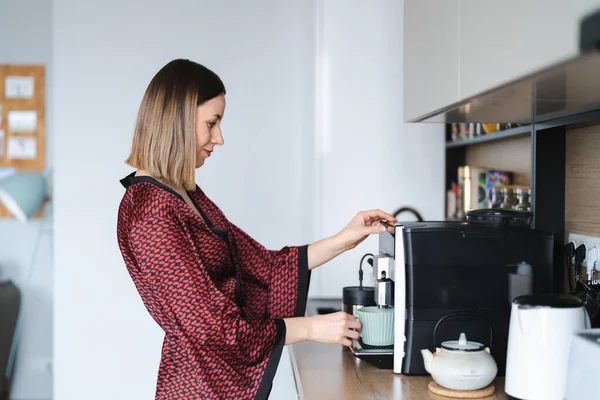 Een Vrouw Die Een Koffiemachine Gebruikt Thuis Grote Kop Koffie — Stockfoto