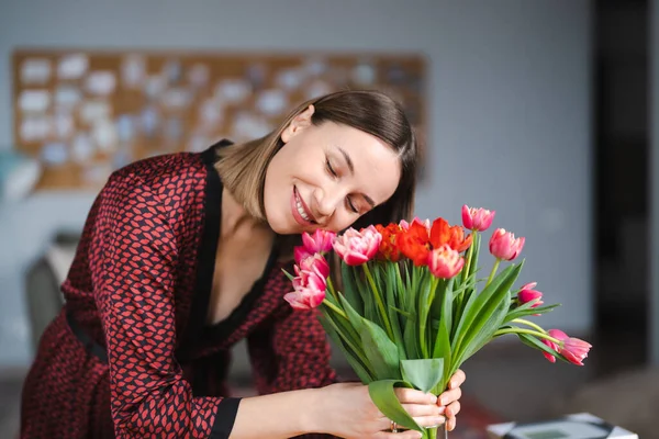 Όμορφη Γυναίκα Που Οργανώνει Λουλούδια Που Παρουσιάζονται Από Husbant Της — Φωτογραφία Αρχείου