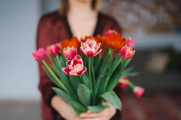 Ευτυχισμένη Γυναίκα Απολαμβάνει Μπουκέτο Τουλίπες Νοικοκυρά Απολαμβάνοντας Ένα Μάτσο Λουλούδια — Φωτογραφία Αρχείου