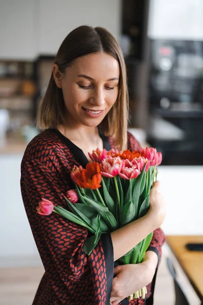 Щаслива Жінка Насолоджується Букетом Тюльпанів Домогосподарка Насолоджується Купою Квітів Інтер — стокове фото