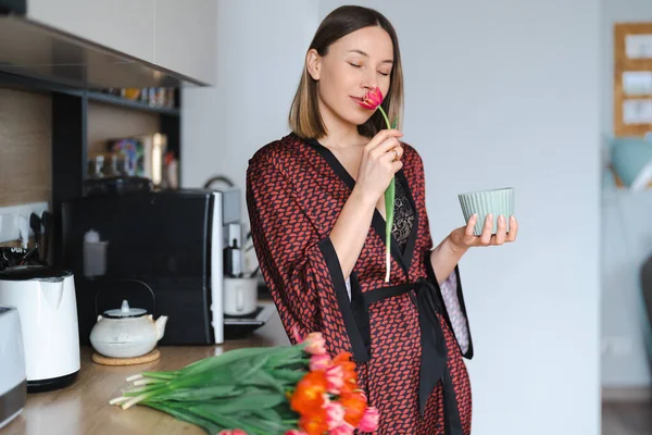 Happy Woman Πίνοντας Καφέ Στο Σπίτι Στην Κουζίνα Φορώντας Μεταξωτή — Φωτογραφία Αρχείου