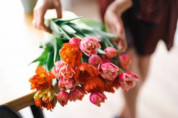 Στη Γυναίκα Αρέσουν Τουλίπες Ένα Μπουκέτο Λουλούδια Στο Τραπέζι Ωραίο — Φωτογραφία Αρχείου