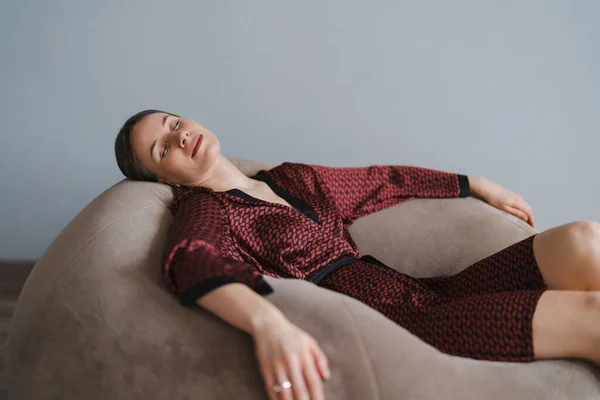 Mulher Cansada Adormeceu Enquanto Estava Deitada Saco Feijão Casa Relaxada — Fotografia de Stock