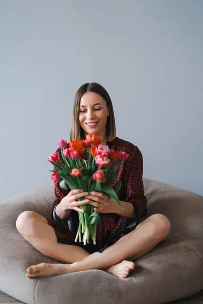 Glückliche Frauen Genießen Einen Strauß Tulpen Hausfrau Genießt Einen Blumenstrauß — Stockfoto