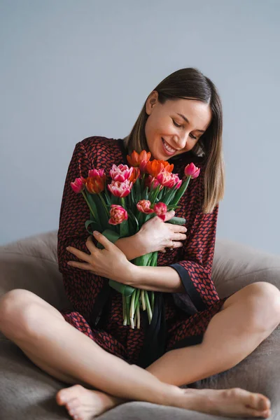 Glückliche Frauen Genießen Einen Strauß Tulpen Hausfrau Genießt Einen Blumenstrauß — Stockfoto