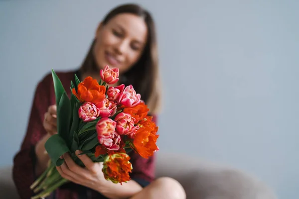 Ευτυχισμένη Γυναίκα Απολαμβάνει Μπουκέτο Τουλίπες Νοικοκυρά Απολαμβάνοντας Ένα Μάτσο Λουλούδια — Φωτογραφία Αρχείου