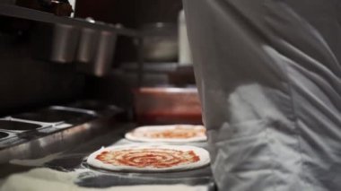 Pizza yapma süreci. Erkek aşçı elleri pizzacı mutfağında otantik pizza yapıyor..