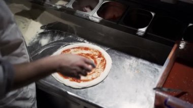 Pizza yapma süreci. Erkek aşçı elleri pizzacı mutfağında otantik pizza yapıyor..