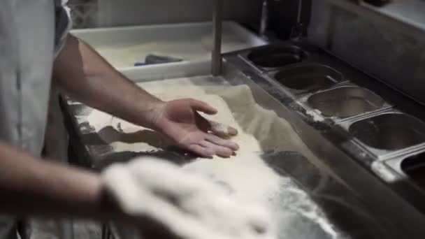 Pizza Maken Mannelijke Chef Kok Handen Maken Authentieke Pizza Pizzeria — Stockvideo
